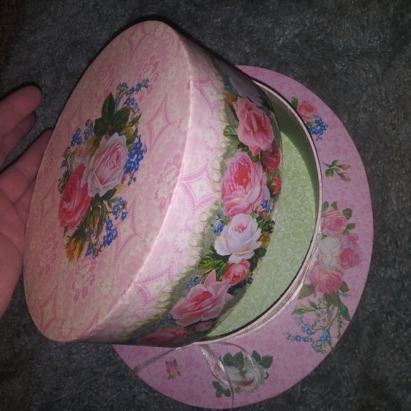 💝 Michel & Company Unique Hat Box - Picture 7 of 11